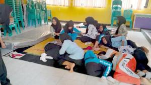 KERACUNAN-MBG-Tampak-sejumlah-siswa-di-Kecamatan-Empang-Sumbawa.jpg