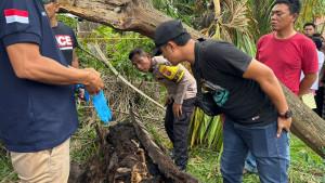 KERANGKA-DI-POHON-AREN-Polisi-dan-warga-saat-melihat-tumpukan-kerangka.jpg