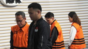 KPK-Tahan-4-Tersangka-Kasus-Pemerasan-Izin-TKA-Kemnaker_20250724_185110.jpg