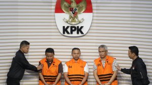 KPK-Tahan-Gubernur-Riau-Abdul-Wahid_20251105_171300.jpg