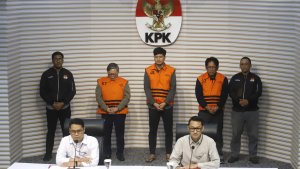 KPK-Tahan-Tersangka-OTT-di-PT-Inhutani-V_20250814_180345.jpg