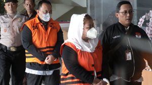 KPK-Tahan-Wali-Kota-Semarang-Beserta-Suaminya_20250219_184931.jpg