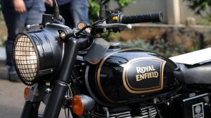KPK-Tunjukkan-Motor-Royal-Enfield-Ridwan-Kamil_20250425_193501.jpg