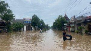 Kabupaten-Ponorogo-dilanda-banjir-pada-Senin-16122024-pagi.jpg