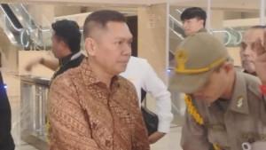 Kadir-saat-tiba-di-gedung-DPR-RI-untuk-menghv.jpg