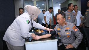 Kadiv-Humas-Polri-periksa-tekanan-darah.jpg
