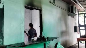 Kantin-Ambar-di-Kompleks-Kantor-Gubernur-Jawa-Tengah-rusak-diamuk-massa.jpg