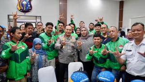 Kapolda-Riau-Irjen-Herry-Heryawan-menyerahkan-helm-disabilitas-kepada-Guntur.jpg