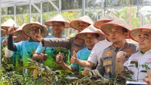 Kapolda-Riau-bersama-petani-di-bawah-pepohonan-Tabung-Harmoni-Hijau.jpg