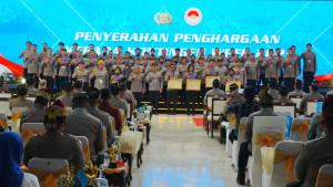Kapolri-Jenderal-Listyo-Sigit-Prabowo-beri-penghargaan-ke-anggota-Awarding-Day.jpg