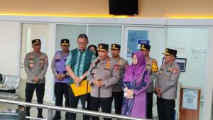 Kapolri-Jenderal-Listyo-Sigit-usai-menjenguk-para-korban-ledakan-SMAN-72-Jakarta-di-RS-Islam-Jakarta.jpg