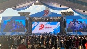 Kapolri-Listyo-Sigit-Prabowo-duet-Iwan-Fals-duet-lagu-Bongkar-dan-Bento-HUT-Bhayangkara-Monas.jpg