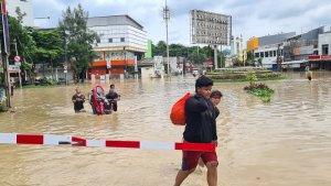 Kawasan-bundaran-depan-stasiun-Bekasi-banjir.jpg