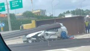 Kecelakaan-lalu-lintas-truk-muatan-besi-dan-mobil-Mitsubishi-XForce-di-Tol-Depok-Antasari.jpg