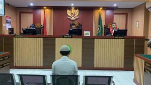 Keluarga-korban-pembunuhan-sopir-taksi-online-Juremi-menangis-histeris-di-depan-PN-Bantul.jpg