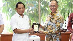 Kementerian-Dalam-Negeri-Kemendagri-bersama-Otoritas-Jasa-Keuangan-OJK.jpg
