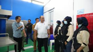 Kepala-Badan-Gizi-Nasional-Dadan-Hindayana-tinjau-SPPG.jpg