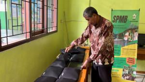 Kepala-Sekolah-SMA-Pelita-Depok-Ahmad-menunjukan-laptop-Chromebook-Kemendikbudristek.jpg