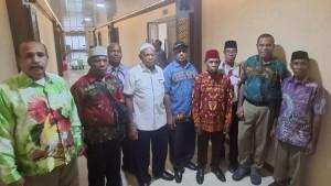 Kepala-Suku-Besar-Sebyar-H-Aci-Kosepa-bersama-perwakilan-masyarakat-adat-Teluk-Bintuni.jpg