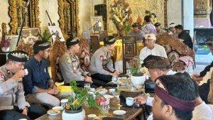Kepolisian-dari-Polres-Karangasem-bertemu-dengan-Prajuru-Majelis-Desa-Adat-MDA.jpg