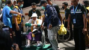 Kepulangan-Jamaah-Haji-Kloter-Pertama-di-Asrama-Haji-Surabaya_20250613_075653.jpg
