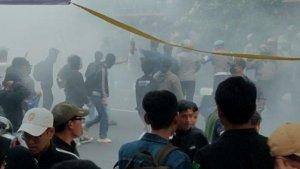 Kericuhan-hari-demo-di-Semarang-oknum-polisi-aniaya-wartawan.jpg