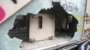 Kerusakan-Halte-Trasjakarta-Polda-Pasca-Unjuk-Rasa_20250831_115435.jpg