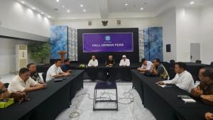Ketua-Umum-PWI-Pusat-Akhmad-Munir-didampingi-Ketua-Dewan-Kehormatan-321.jpg