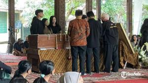 Ki-Anom-Suroto-dalang-wayang-kulit.jpg