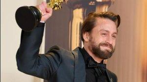 Kieran-Culkin-menang-oscar-25.jpg