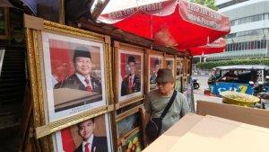 Kios-yang-menjual-bingkai-foto-Prabowo-dan-Gibran-di-Pasar-Baru.jpg