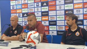 Kiper-Persija-Jakarta-Andritany-Ardhiyasa-bersama-dengan-pelatih-Mauricio.jpg