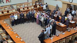 Komisi-III-DPR-RI-berfoto-bersama-tujuh-calon-anggota-Komisi-Yudisial-KY-periode-20252030.jpg