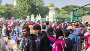 Kondisi-di-depan-pintu-Gerbang-Monas-Timur-Jakarta-Pusat-di-acara-puncak-HUT-ke-80-TNI.jpg