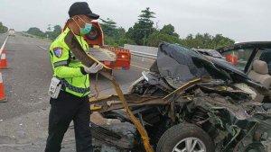 Kronologi-Mobil-Avanza-Ringsek-usai-Tabrak-Truk-di-Tol-Jombang-2-Penumpang-Tewas-Sopir-Selamat.jpg
