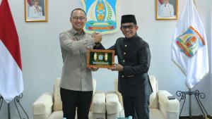 Lanjutkan-Kolaborasi-Mengatasi-Sampah-Eddy-Soeparno-Bertemu-Walikota-Balikpapan.jpg