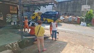 Lena-40-saat-menyaksikan-mobilnya-dinaikkan-ke-truk-towing.jpg
