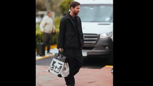 Lionel-Messi-tampil-dengan-pakaian-serba-hitam.jpg