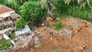 Longsor-Cilacap-Dua-Jenazah-Kembali-Ditemukan-Pada-Hari-Keempat_20251117_094204.jpg