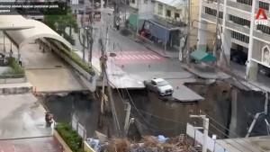 Lubang-Raksasa-50M-Menganga-di-Tengah-Kota-Terowongan-MRT-Bocor-Jadi-Biang-Kerok.jpg