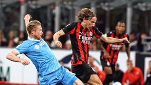 Luka-Modric-dan-Kevin-De-Bruyne-berbut-bola-pada-laga-Liga-Italia-20252026.jpg