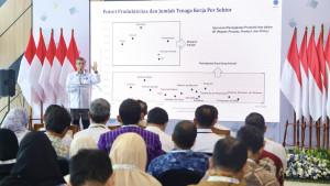 MENAKER-BERI-PELATIHAN.jpg