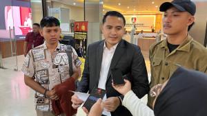 Mahasiswa-Ahmad-Sidik-dan-kuasa-hukum-Herdika-Sukma-Negara-laporan-ijazah-palsu-Hellyana.jpg
