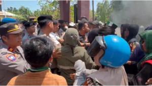 Mahasiswa-gelar-aksi-di-Polres-Polman-tuntut-oknum-polisi-GB-tanggung-jawab.jpg