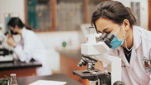 Mahasiswa-praktik-di-laboratorium-biologi-di-Universitas.jpg