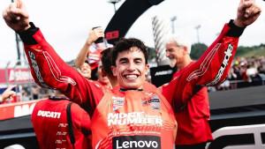 Marc-Marquez-mengangkat-tangan-penuh-kemenangan-usai-gelar-juara-dunia-MotoGP-2025.jpg