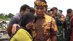 Mariani-menangis-di-pelukan-Gubernur-Kaltara-rumahnya-hangus-terbakar.jpg