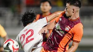 Mariano-Peralta-berebut-bola-dengan-Sutanto-Tan-di-laga-Borneo-vs-Persis.jpg