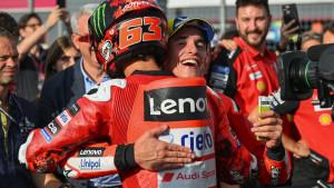 Marquez-dan-Bagnaia-Berpelukan-di-MotoGP-Jepang-2025.jpg