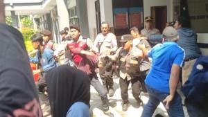 Massa-aksi-membentangkan-spanduk-dan-meneriakkan-tuntutan-di-SMAN-4-Kota-Serang.jpg